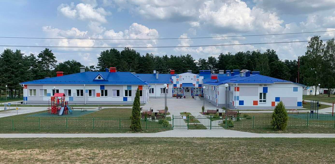 крыша из синего профлиста на школе